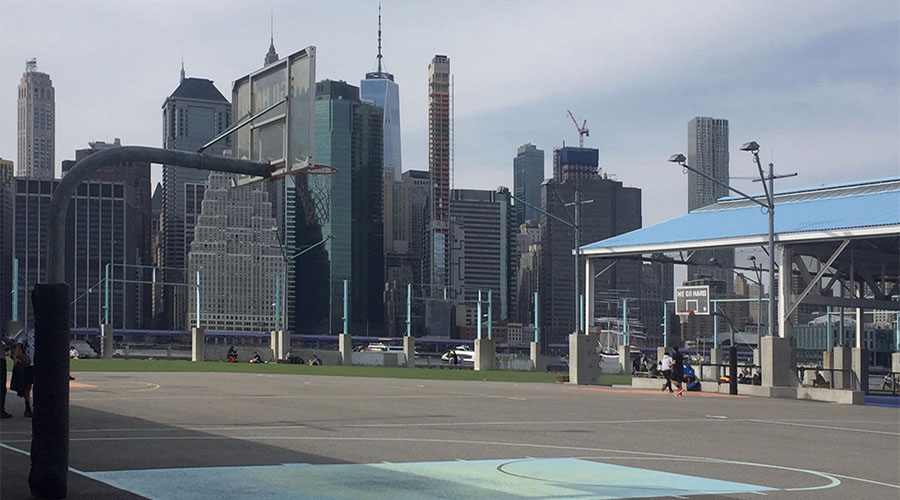 Campo De Basquete Perto De Um Playground Brooklyn Ny Usa Foto Editorial -  Imagem de blecaute, cidade: 251140546