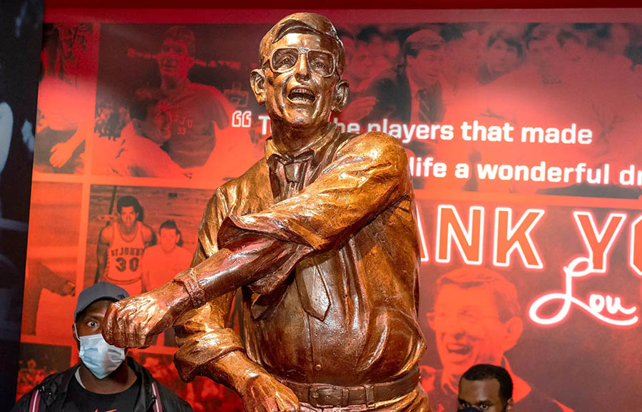 statua di lou carnesecca