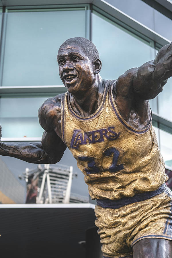 playmaker magic johnson statua lakers